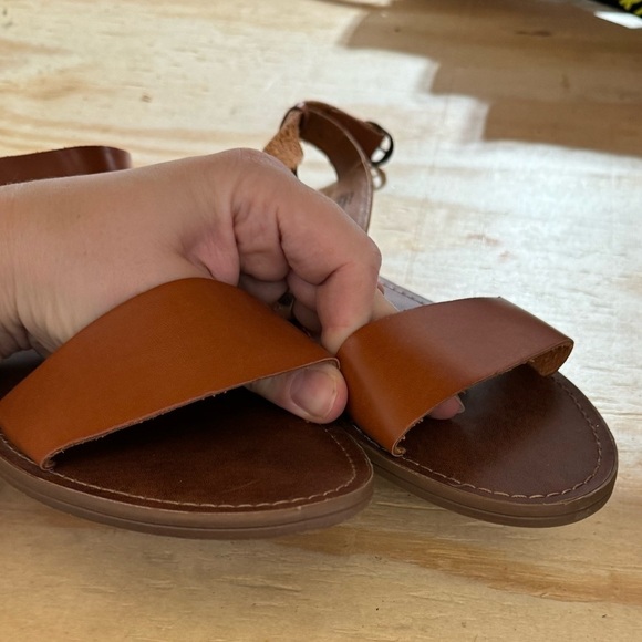 Women's Steve Madden Dairr Flat
Sandal size 9,5 - Picture 3 of 7